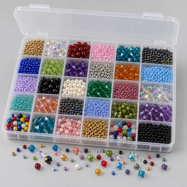 Caja clasificadora abierta con mil cuentas de cristal de colores separadas por compartimentos